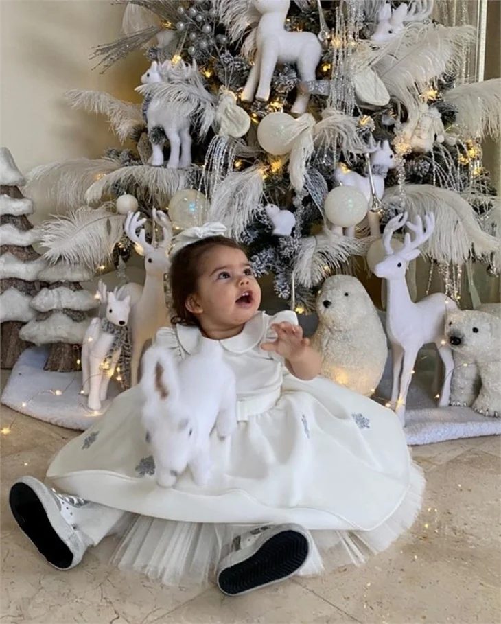 Hande Erçel'in yeğeni Aylin Mavi'ye 1. yaş partisi!