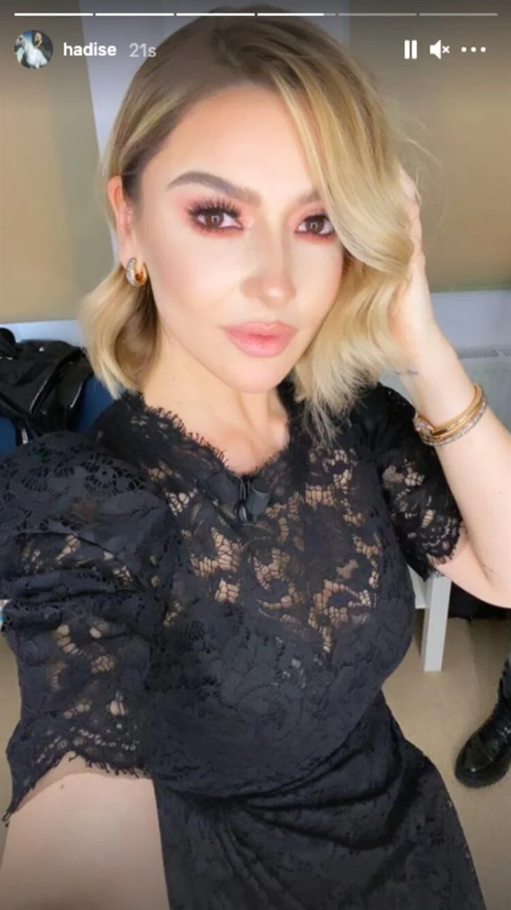 Hadise'nin 'O Ses Türkiye'deki yılbaşı şıklığı dudak uçuklattı