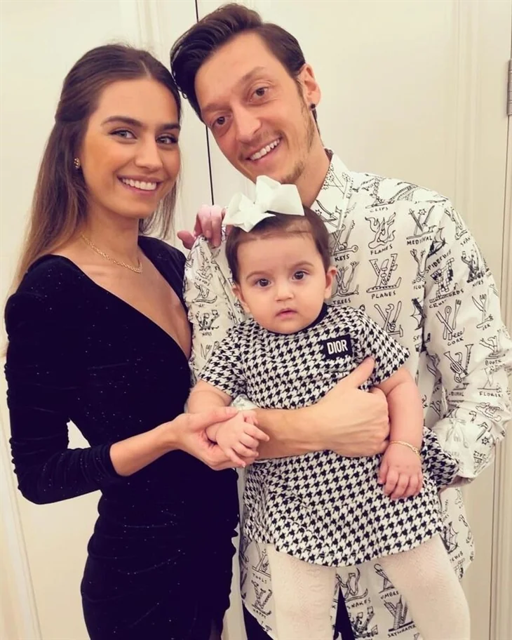 Ünlü isimlerin yeni yıl paylaşımları...
