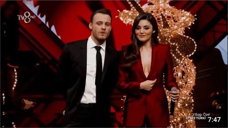 Kerem Bürsin, Hande Erçel'i görünce şarkıyı yarım bıraktı!