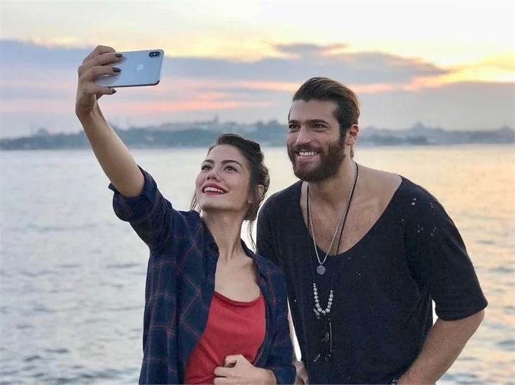 Can Yaman, Demet Özdemir'i sildi!