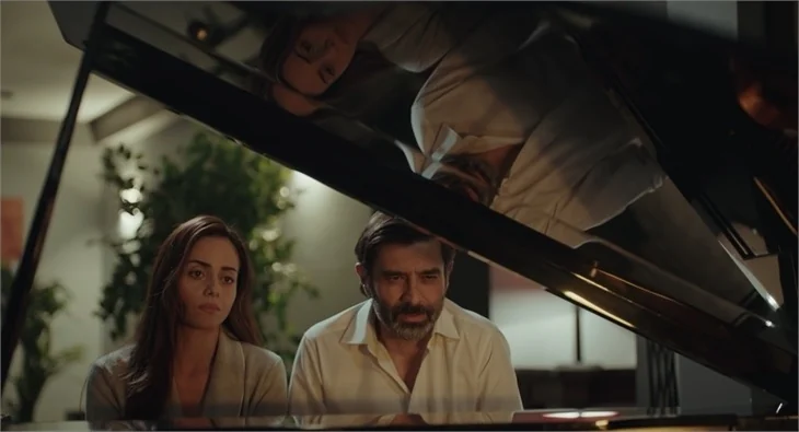 Cansel Elçin yıllar sonra piyano başına geçti!