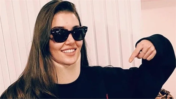 Boyunluk takan Hande Erçel hayranlarını korkuttu!