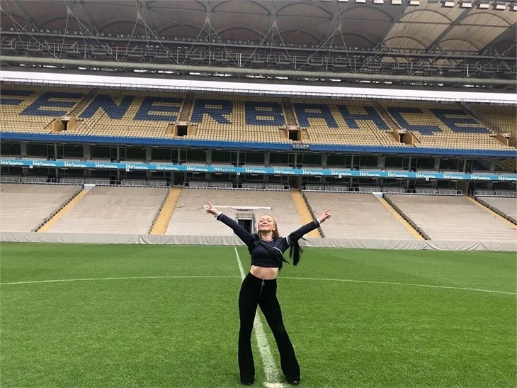Fenerbahçe taraftarı Ece Seçkin'e pankart açtı!