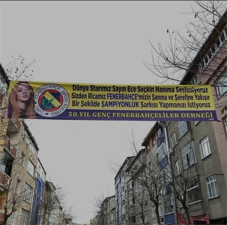 Fenerbahçe taraftarı Ece Seçkin'e pankart açtı!