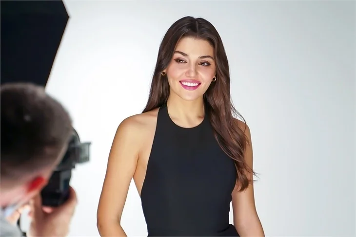 Hande Erçel'in reklam çekiminden yeni kareler...