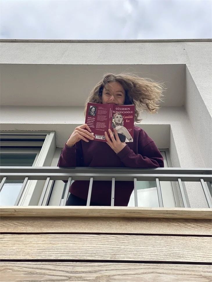 "Camdaki Kız"ın başrolü Burcu Biricik oldu!