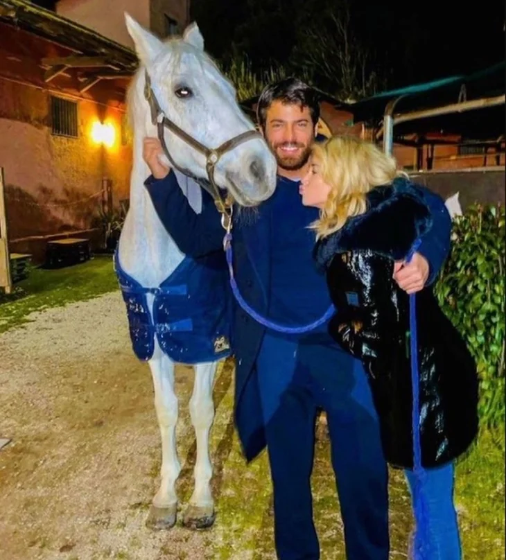 Sevgilisinden Can Yaman'a büyük sürpriz!