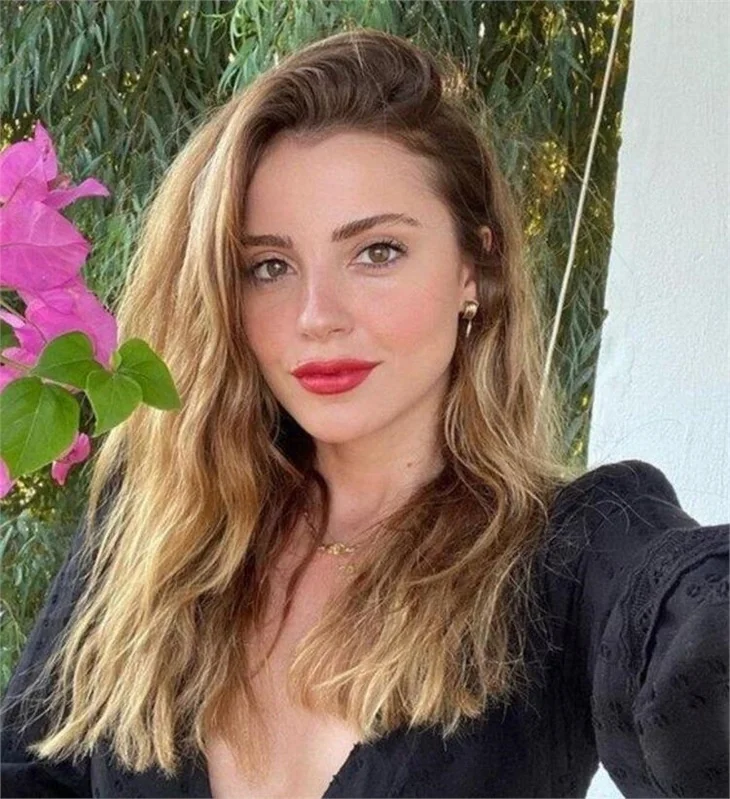 Ezgi Eyüboğlu'nun eski fotoğrafları olay oldu!