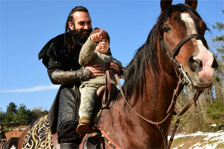 Buğra Gülsoy'a sette büyük sürpriz!