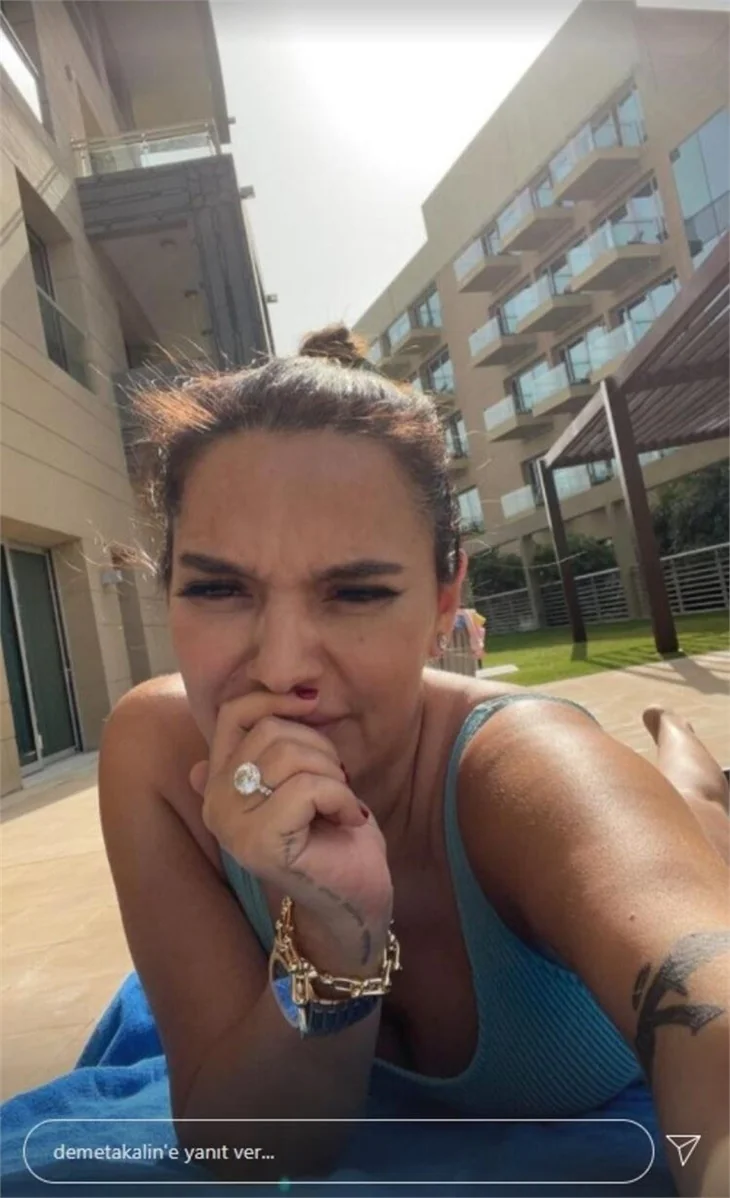 Demet Akalın'dan Dubai'de 'tektaş' pozu!