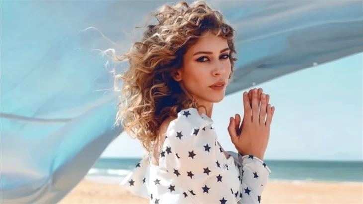 Sinem Kobal siyah-beyaz kumsal pozuyla hayran bıraktı!