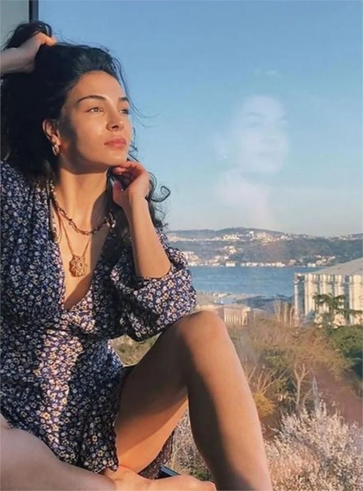Ebru Şahin'in ev pozları beğeni topladı!