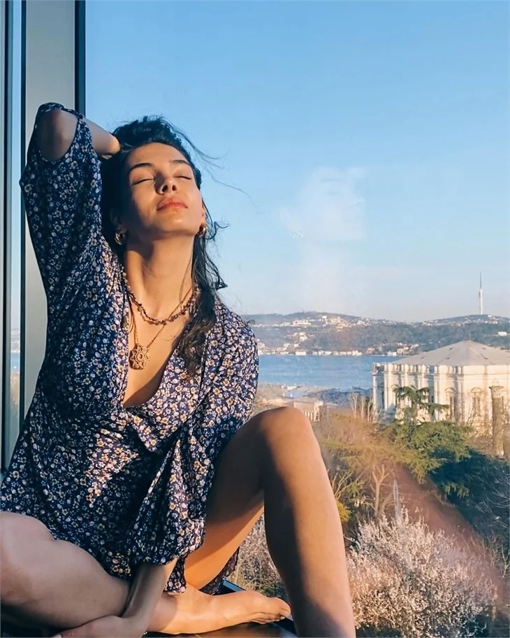 Ebru Şahin'in ev pozları beğeni topladı!