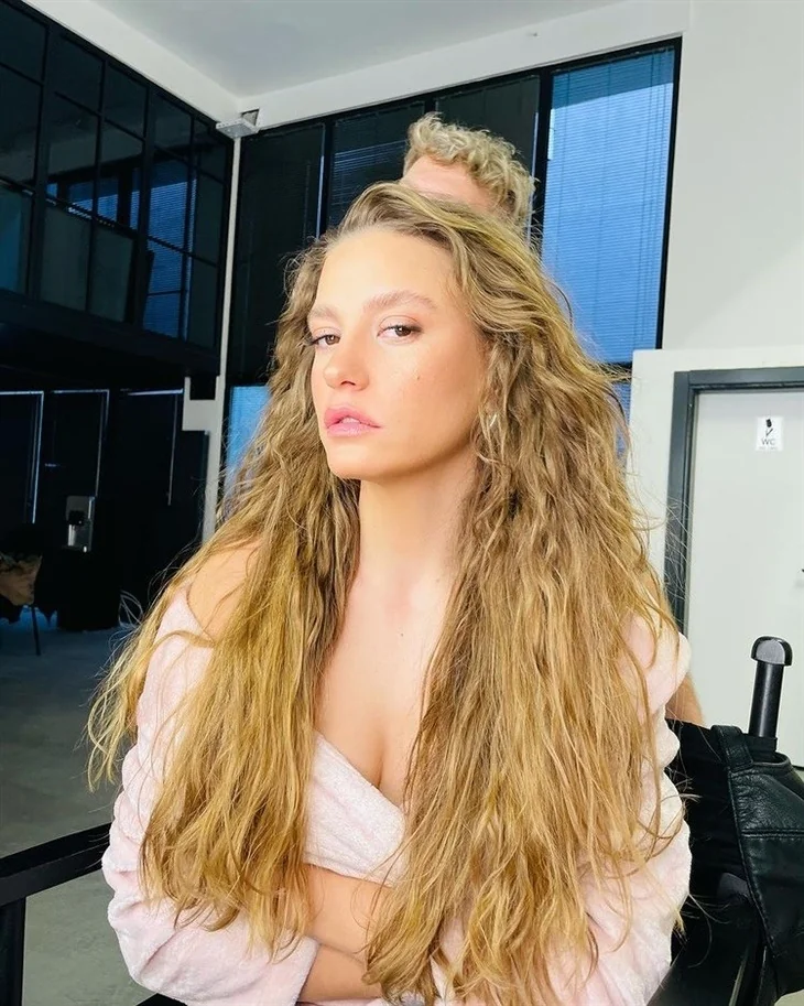 Serenay Sarıkaya'dan havalı pozlar...