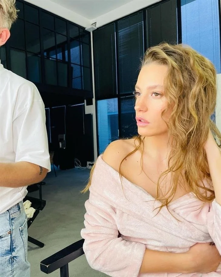Serenay Sarıkaya'dan havalı pozlar...