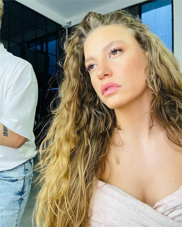 Serenay Sarıkaya'dan havalı pozlar...