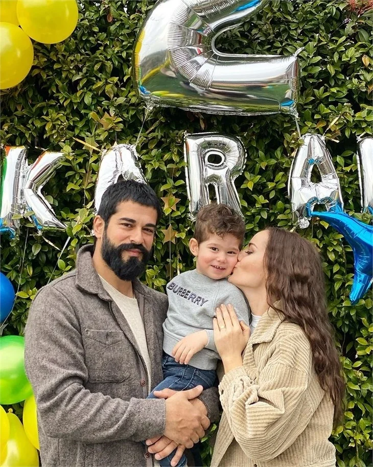 Fahriye Evcen ile Burak Özçivit'ten Karan'a doğum günü kutlaması!