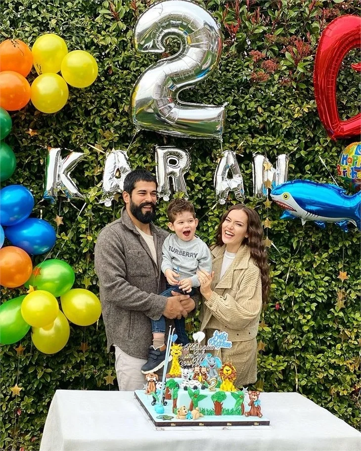 Fahriye Evcen ile Burak Özçivit'ten Karan'a doğum günü kutlaması!
