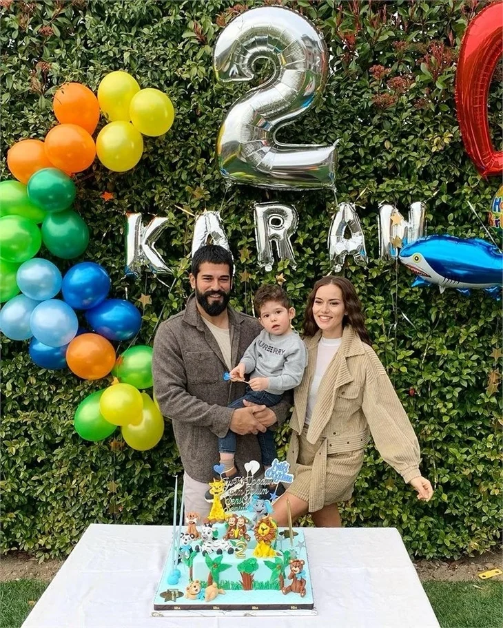 Fahriye Evcen ile Burak Özçivit'ten Karan'a doğum günü kutlaması!