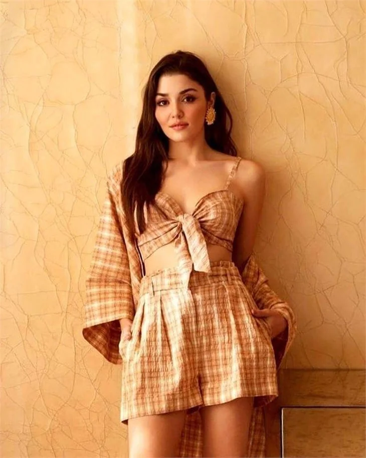 Hande Erçel yeni pozlarıyla dikkat çekti!