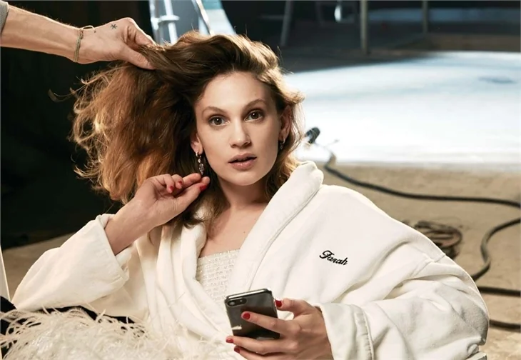 Farah Zeynep Abdullah'ın imzalı fotoğraf tribi