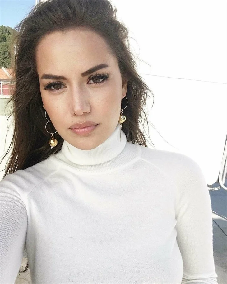 Fahriye Evcen'den makyajsız paylaşım
