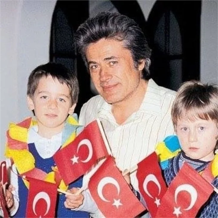 Ünlü isimlerden '23 Nisan' paylaşımları!