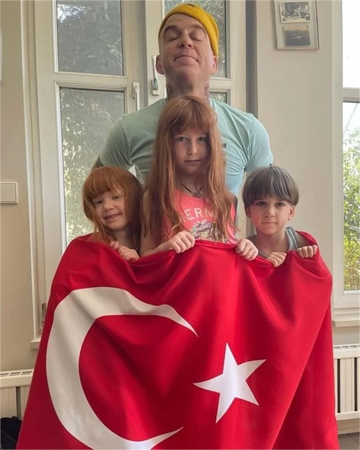 Ünlü isimlerden '23 Nisan' paylaşımları!