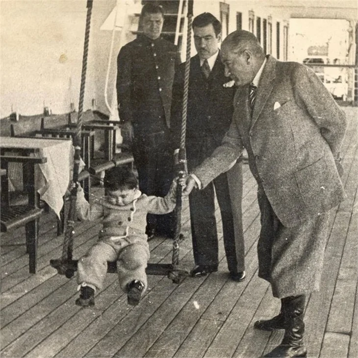 Ünlü isimlerden '23 Nisan' paylaşımları!