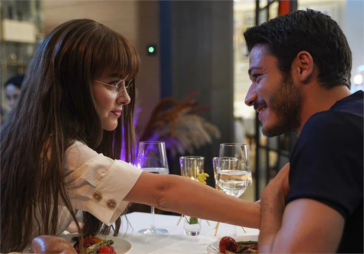 Cam Tavanlar dizisinden romantik tanıtım!