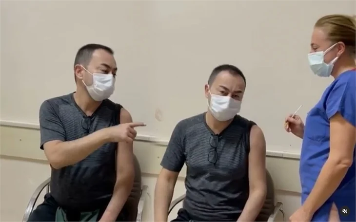 Serdar Ortaç, koronavirüs aşısı yaptırdığı anları paylaştı: “Şifa olsun.”