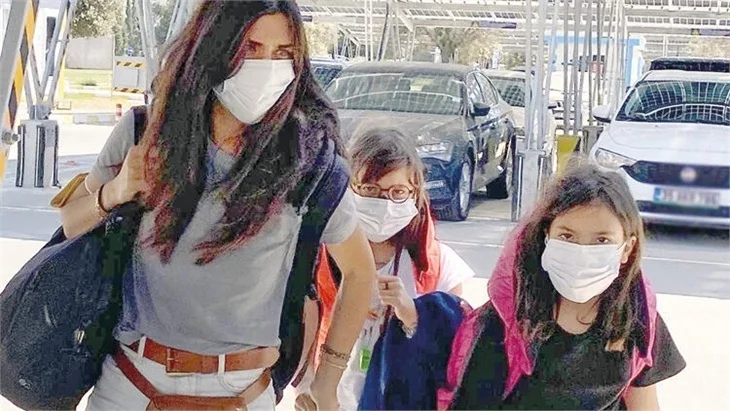 Tuba Büyüküstün kızları Toprak ve Maya ile Bodrum'a veda etti