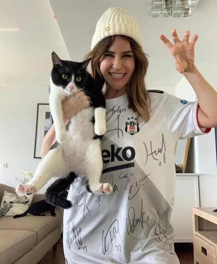 Beşiktaşlı ünlü isimlerin şampiyonluk sevinci
