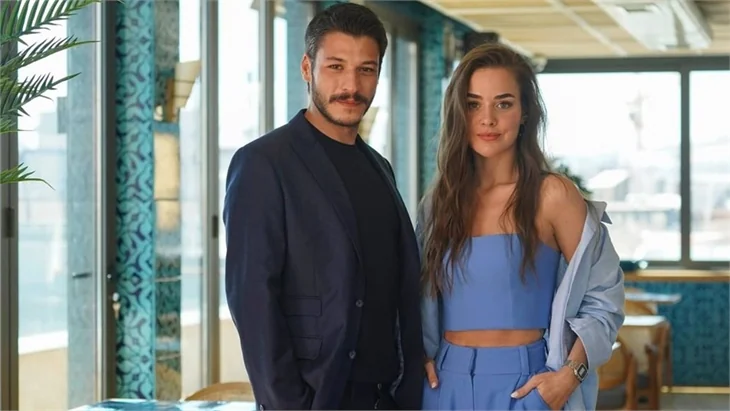 'Cam Tavanlar'ın afişleri görücüye çıktı!