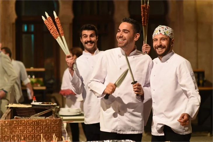 Kadir Doğulu yeni dizisi için kebap hazırladı!