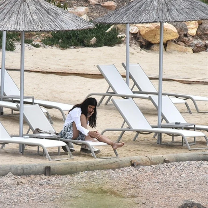 Tuba Büyüküstün bot ve ceketle plaja indi!