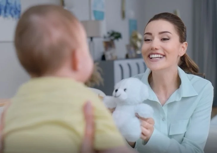 Fahriye Evcen bebeklerin dünyasını güzelleştirmek için ekranlara geri dönüyor!