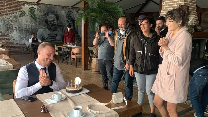 Sen Çal Kapımı setinde Kerem Bürsin'e sürpriz doğum günü!