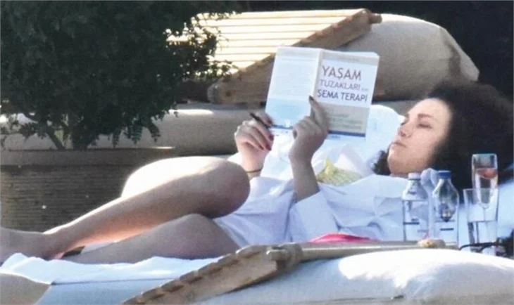 Melisa Şenolsun ve sevgilisi Umut Evirgen tatilde