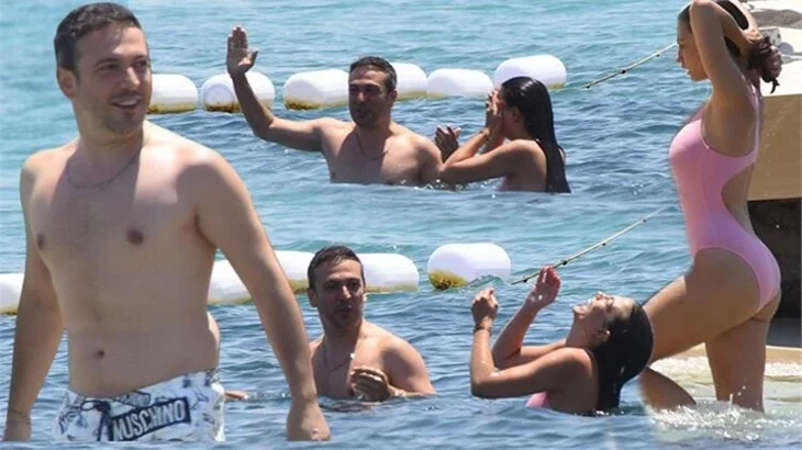 Demet Özdemir'in kahkahaları plajı inletti