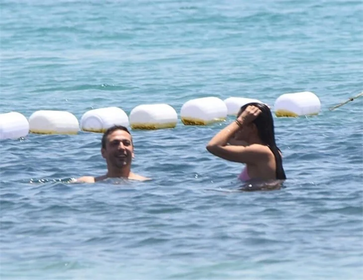 Demet Özdemir'in kahkahaları plajı inletti