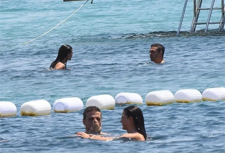Demet Özdemir'in kahkahaları plajı inletti