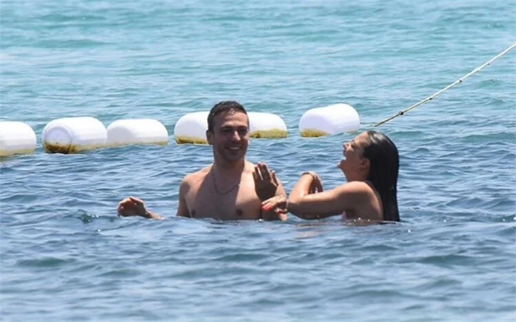 Demet Özdemir'in kahkahaları plajı inletti