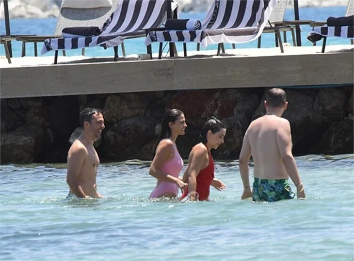 Demet Özdemir'in kahkahaları plajı inletti