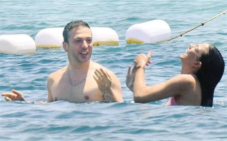 Demet Özdemir'in kahkahaları plajı inletti