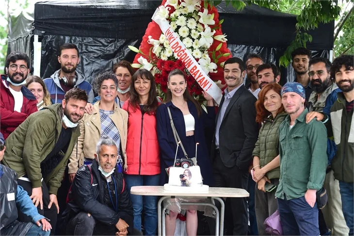 Alina Boz'a Maraşlı setinde sürpriz doğum günü kutlaması!
