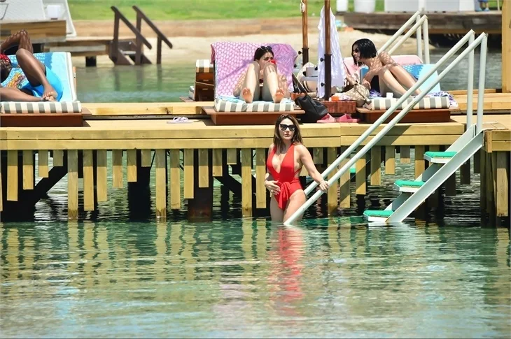 Kırmızı mayolu Esra Balamir