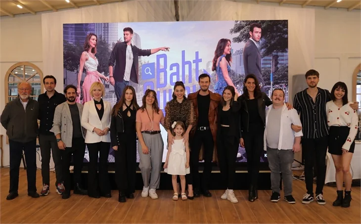 "Baht Oyunu" ekibi ilk bölümü birlikte izledi!