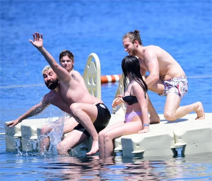 Korcan Kol sevgilisini öpücüklere boğdu!